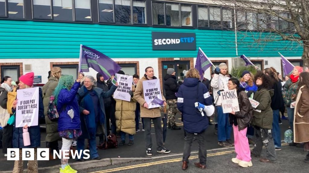 Mental health staff accept pay offer to end strikes