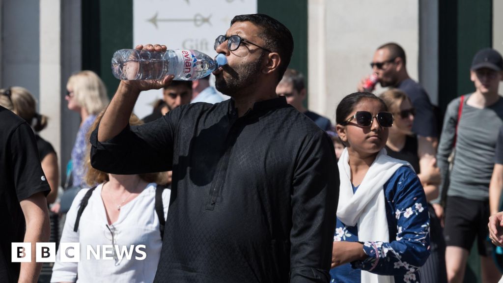 London passengers urged to 'carry water' in heatwave