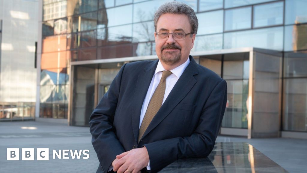 Under-fire Dundee University principal resigns