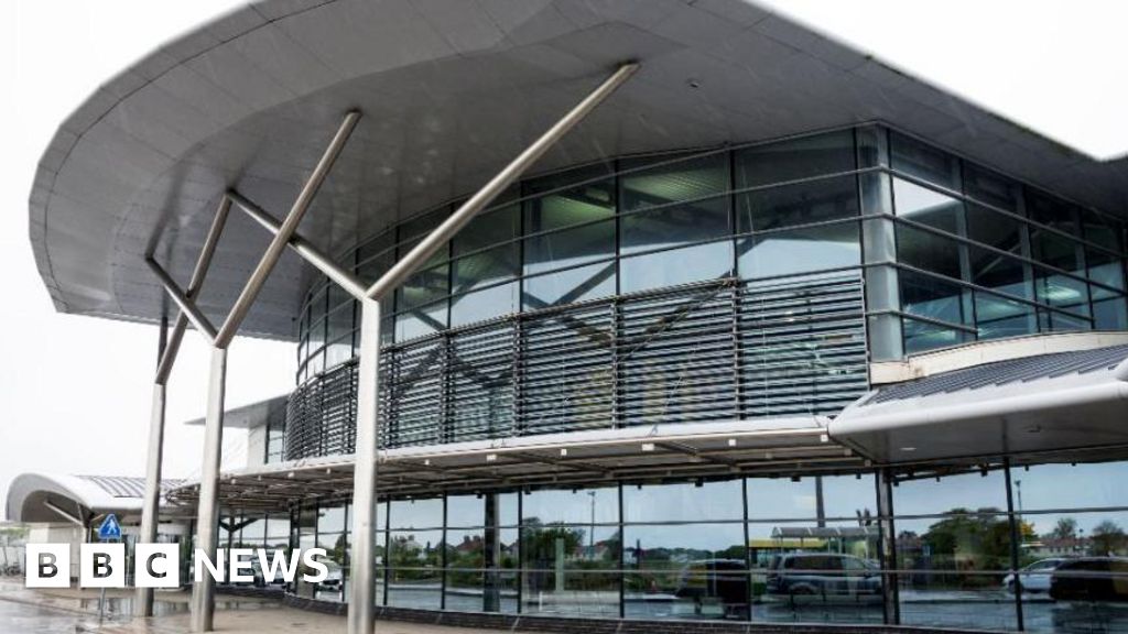 Choirs offer festive cheer to airline travellers