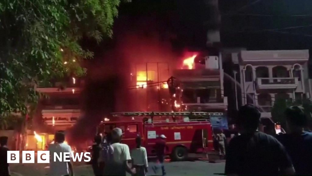 Поне шест новородени бебета са загинали след пожар в болница