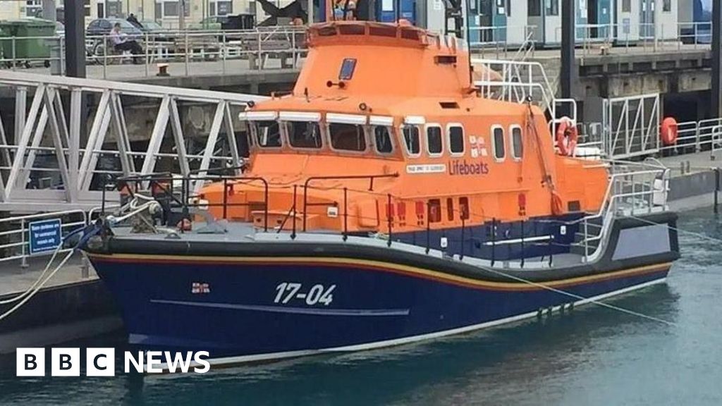 Sailing boat rescued by Guernsey lifeboat after engine failure - BBC News