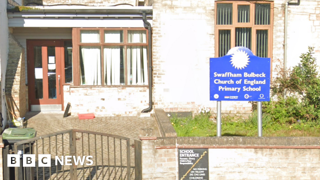 Guru Cambridge yang meminta foto mantan muridnya di kamar mandi dilarang