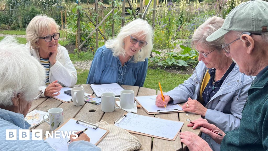 Dementia-friendly art class “full of love and fun” Dementia-friendly art class “full of love and fun”