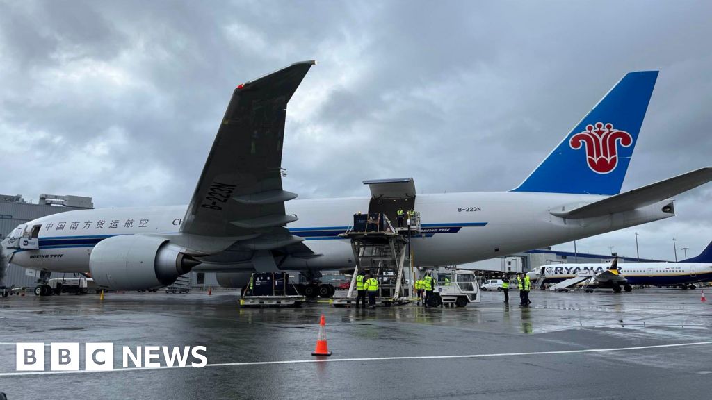 Edinburgh Zoo giant pandas leave zoo for return to China