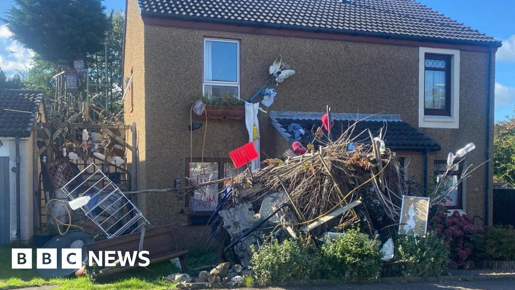 Man defends 'rubbish' art after neighbours complain