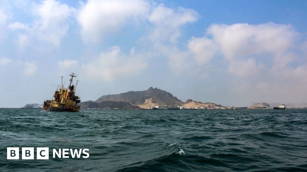 Тридесет и осем загинаха, след като лодка се преобърна край Йемен - официални лица