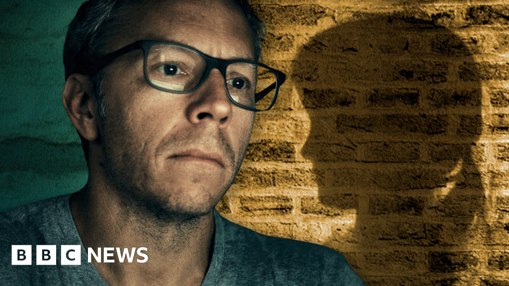 Предупреждение Тази статия съдържа подробности за сексуално насилиеСпециалистът онлайн следовател