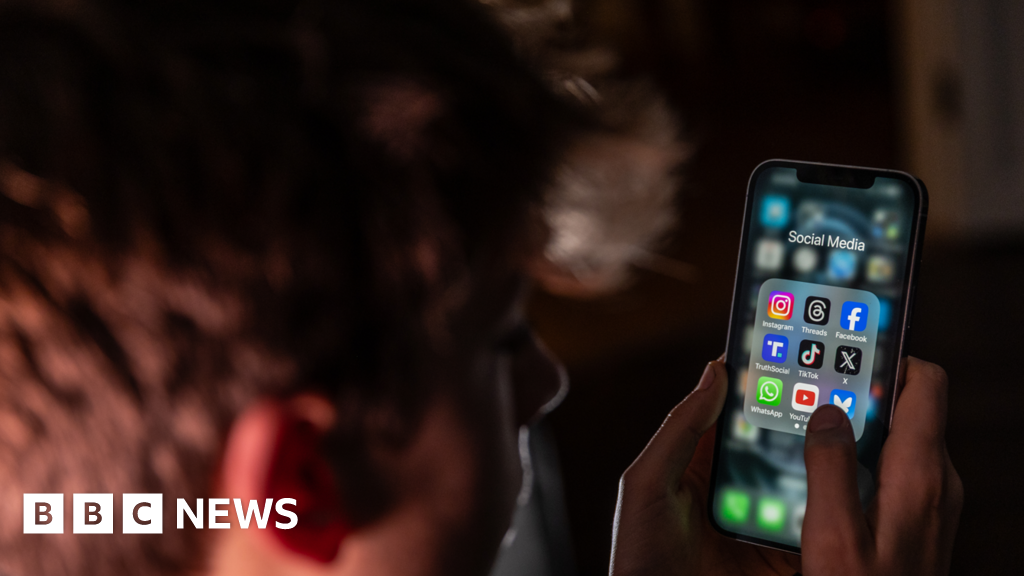 Should people in the South back a social media ban for under-16s?