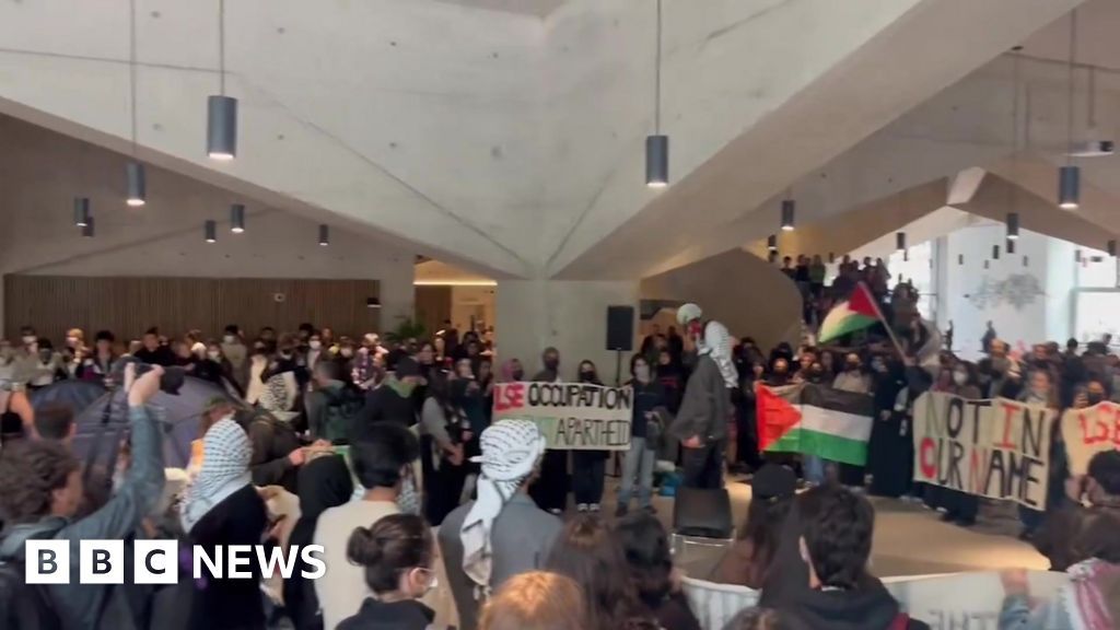 Студенты занимают здание Лондонской школы экономики в Газе