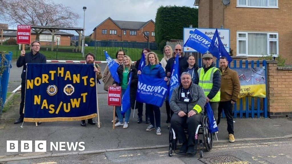 Northants teachers strike again at Rothwell Junior School - BBC News