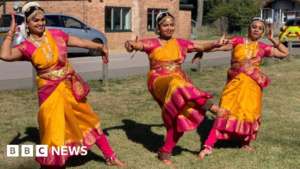 Gozal etuk ayollar ishtirokida porno tomosha qiling