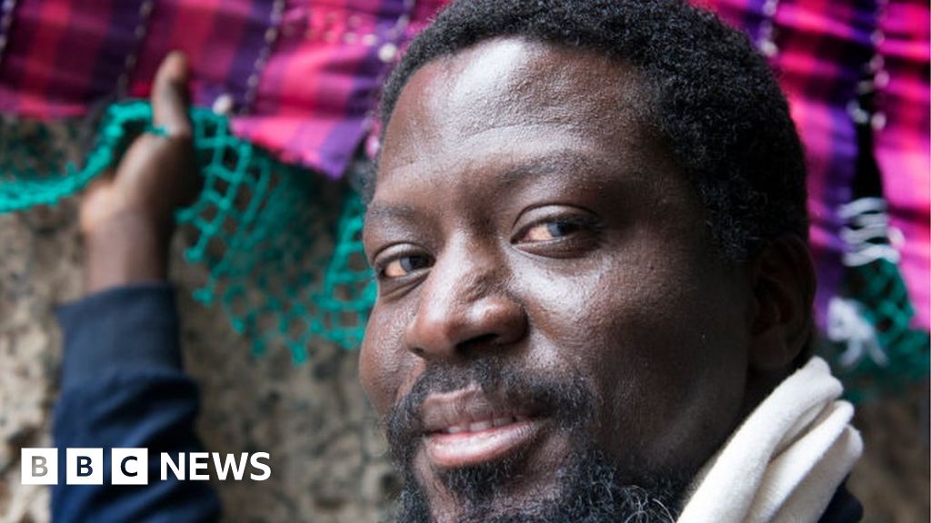 Gana'lı İbrahim Mahama: Sanatçı Londra'nın brütalist ikonunu giydiriyor