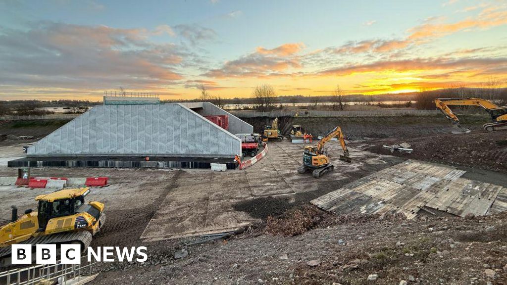 Bowling bridge rolls into position during railway line closure - BBC