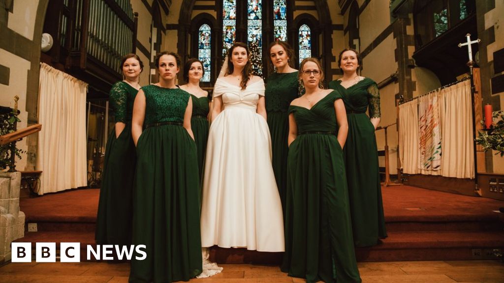 Cambridge bride delighted at pockets-pose picture response