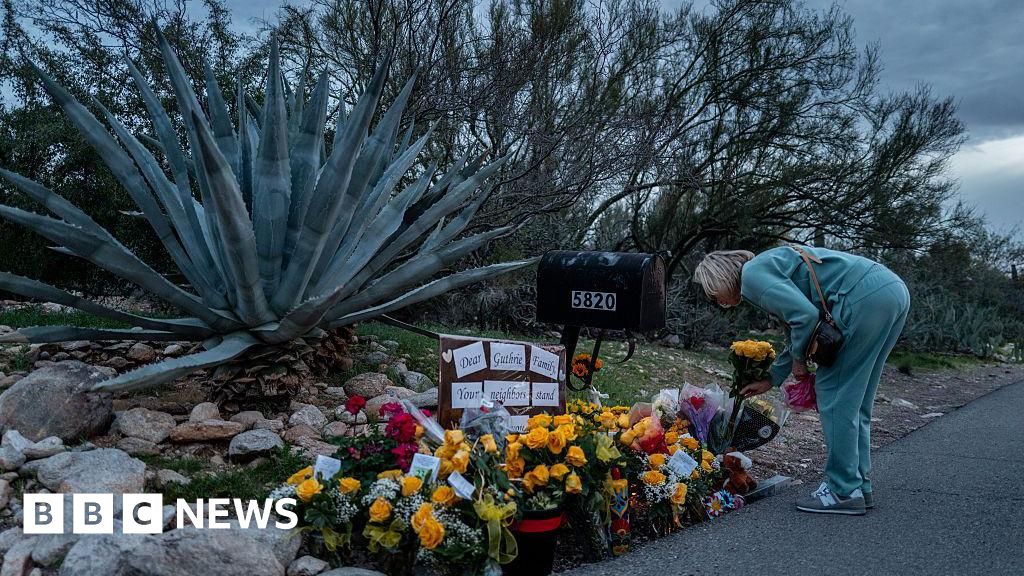 Преди слънцето да изгрее над пустинен пейзаж YouTuber Джими Уилямс