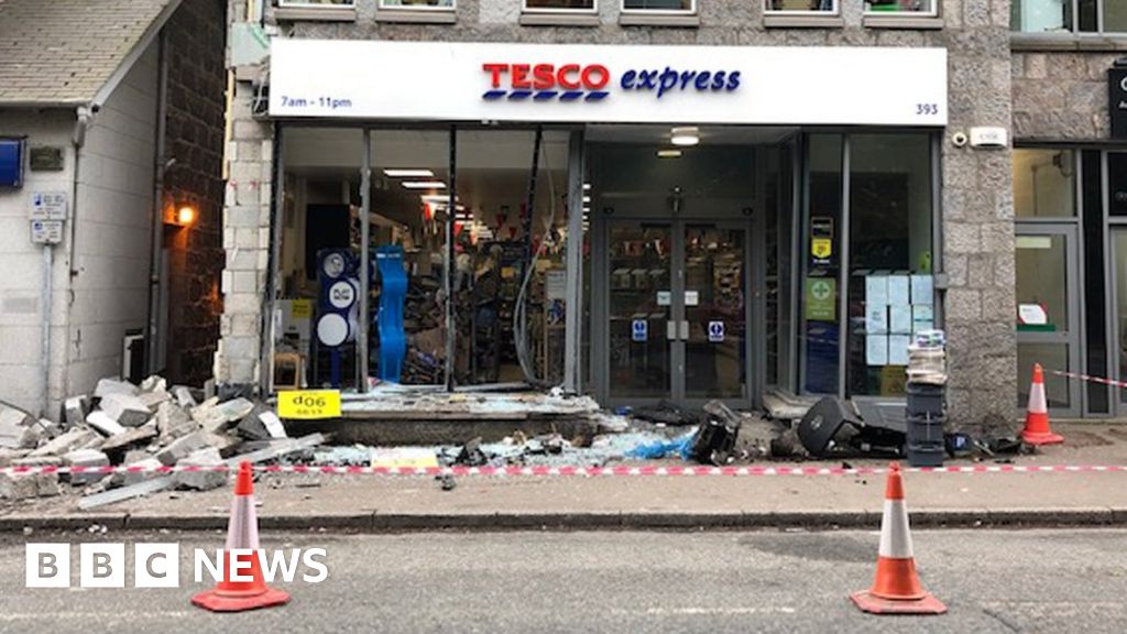 Store fronts smashed in Aberdeen van crash - BBC News