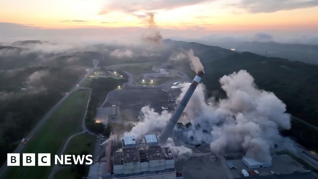 Spektakuler! Bongkar Chimney Industri Raksasa di Tennessee dalam Aksi Demo Rekayasa yang Terkendali