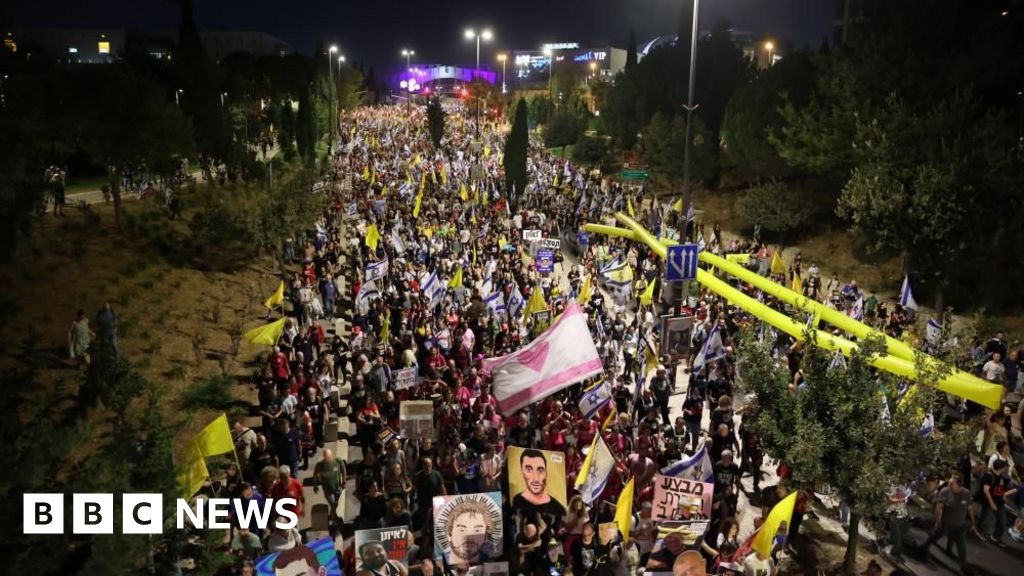 Thousands throng Jerusalem to press Netanyahu to make hostage release deal