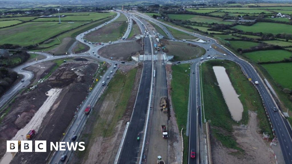 Roadworks causing further weekend closure of A30 in Cornwall - BBC News