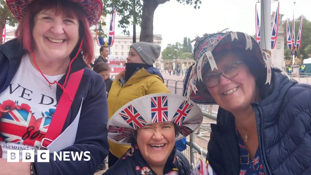 Thousands line streets to mark VE Day 80th anniversary