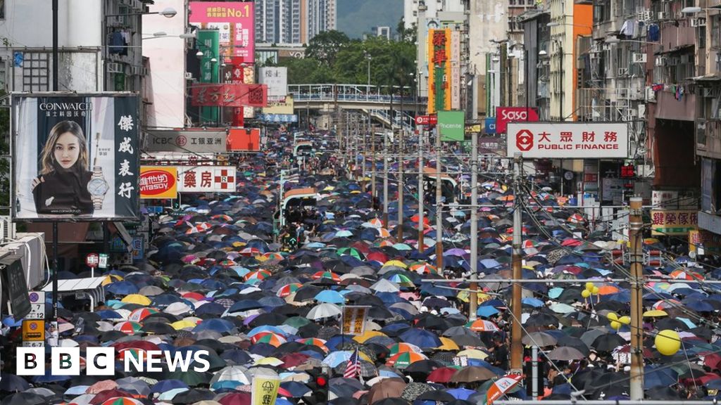 Hong Kong protests: Yuen Long march defies police ban