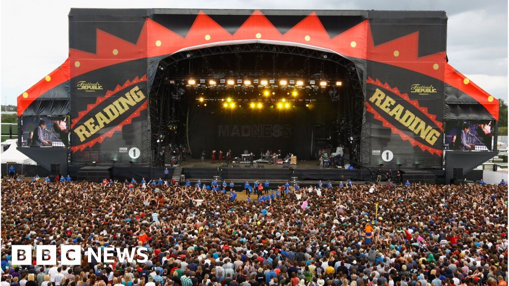 Reading and Leeds Kings of Leon and Fall Out Boy headline