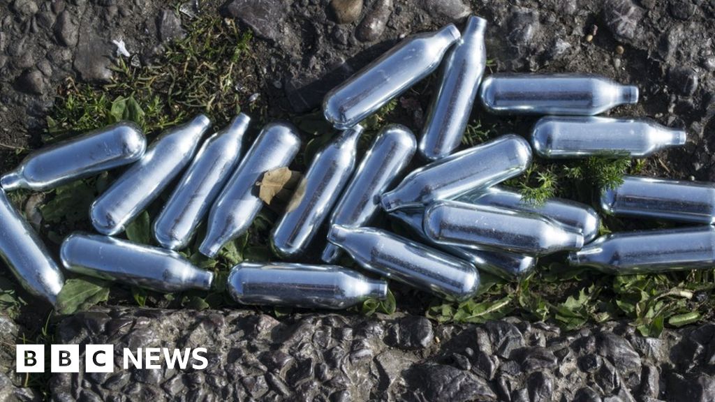 Nitrous oxide: Laughing gas should not be banned, review says