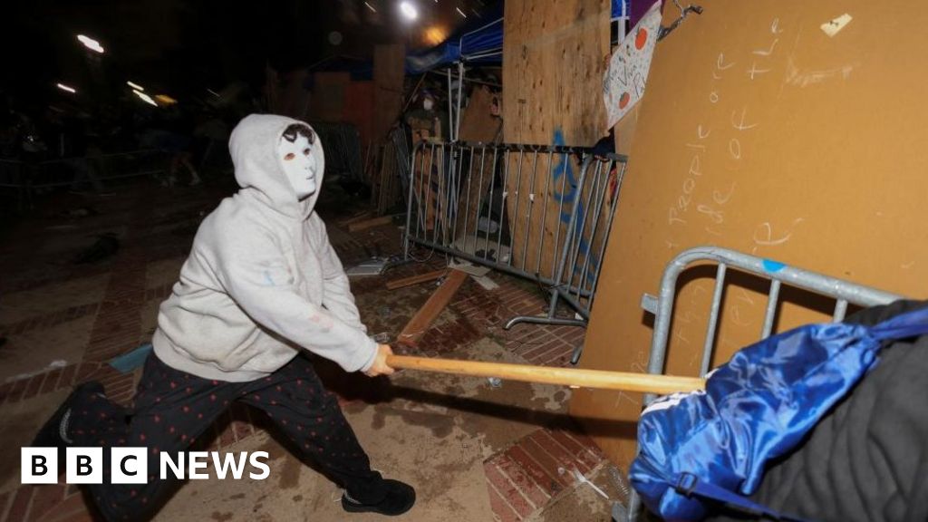 „Ужасяващо“ насилие в UCLA, след като контрапротестиращи атакуват пропалестински лагер