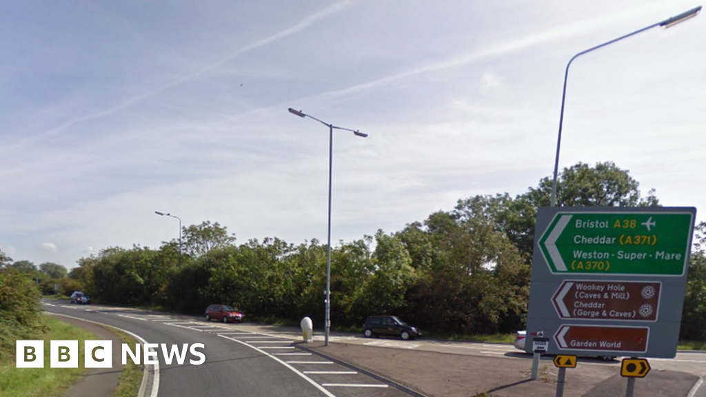 Pedestrian dies near junction 22 of M5 motorway - BBC News