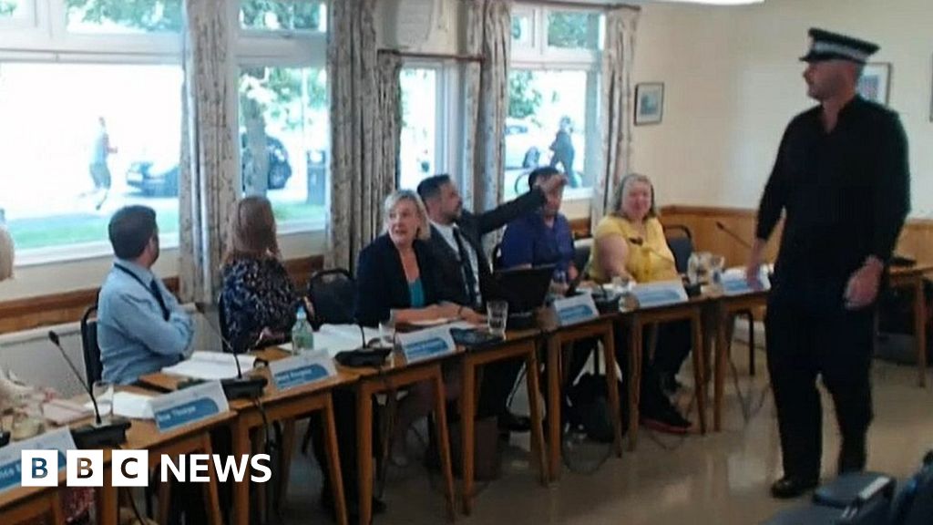 Stockport police inspector pauses council meeting to chase shoplifter