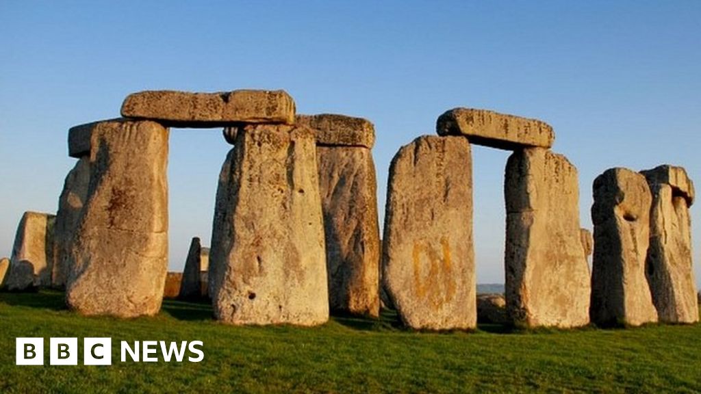 Stonehenge: Sarsen stones origin mystery solved - BBC News