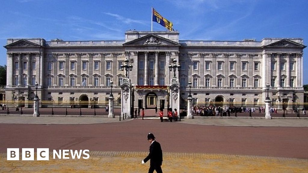 Complaints over Buckingham Palace's lack of toilets BBC News