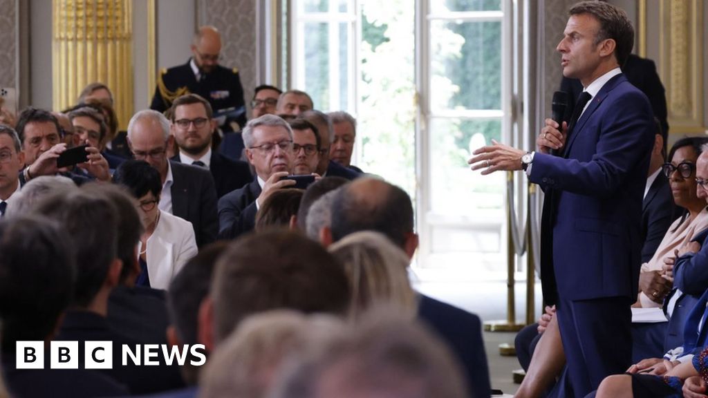 France shooting: Peak of rioting has passed, says Macron