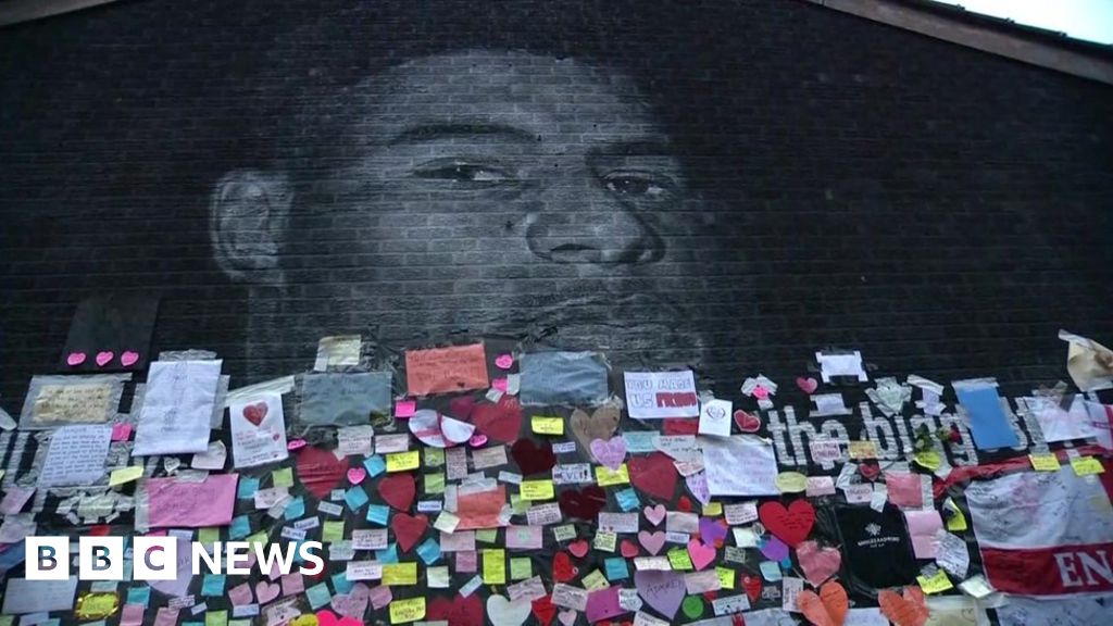 Marcus Rashford: Hundreds of messages left on mural