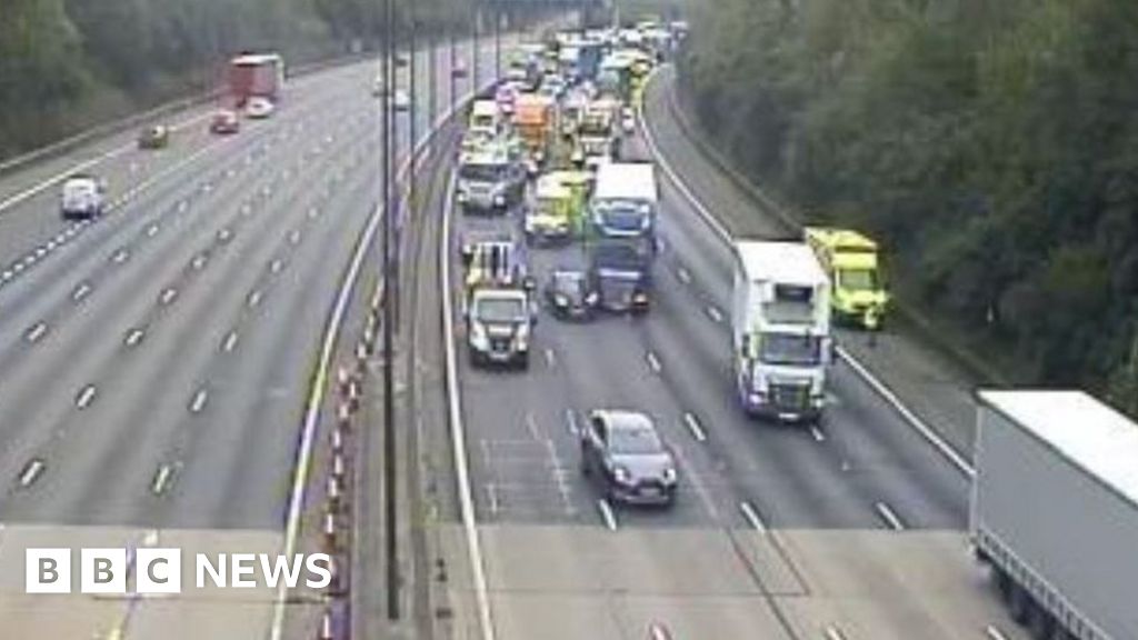 M25 Crash in Surrey closes clockwise section of motorway causing