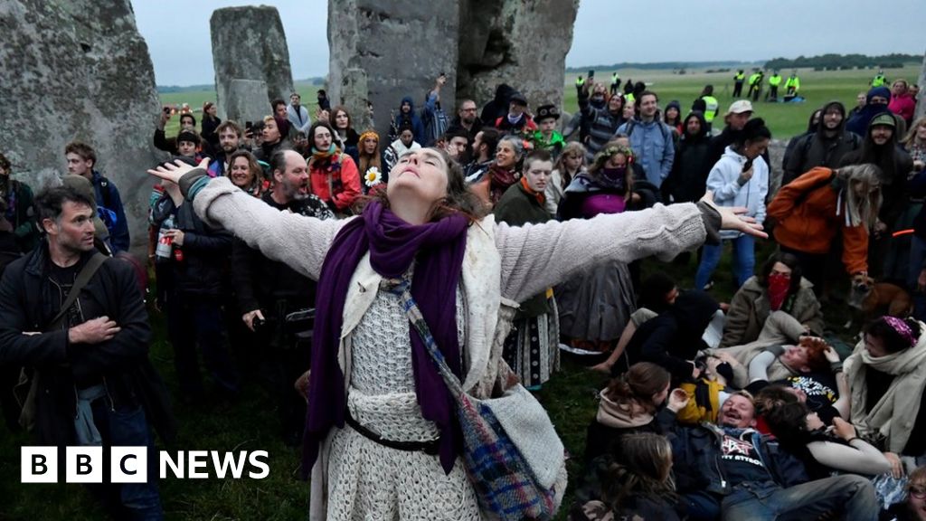Summer solstice: Hundreds attend Stonehenge despite advice - BBC News
