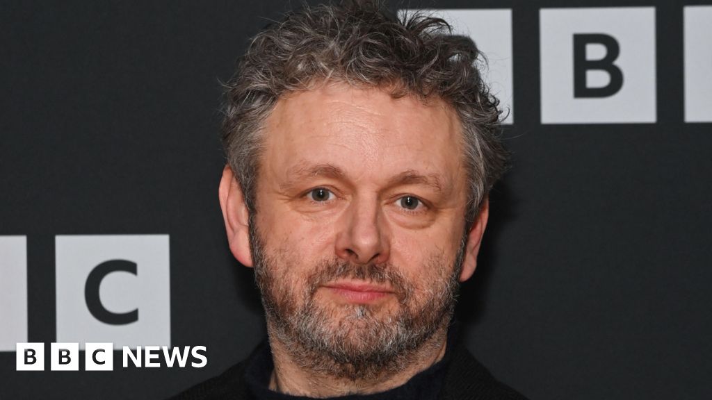 Michael Sheen membeli hutang orang senilai £ 1 juta