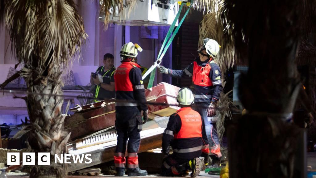 Ēkas sabrukums Maljorkā: četri cilvēki gājuši bojā un vēl 16 ievainoti, ziņo glābēji