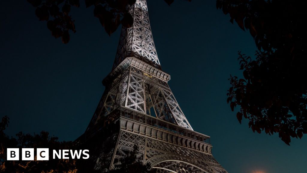 Двама американски туристи са били открити да спят в Айфеловата