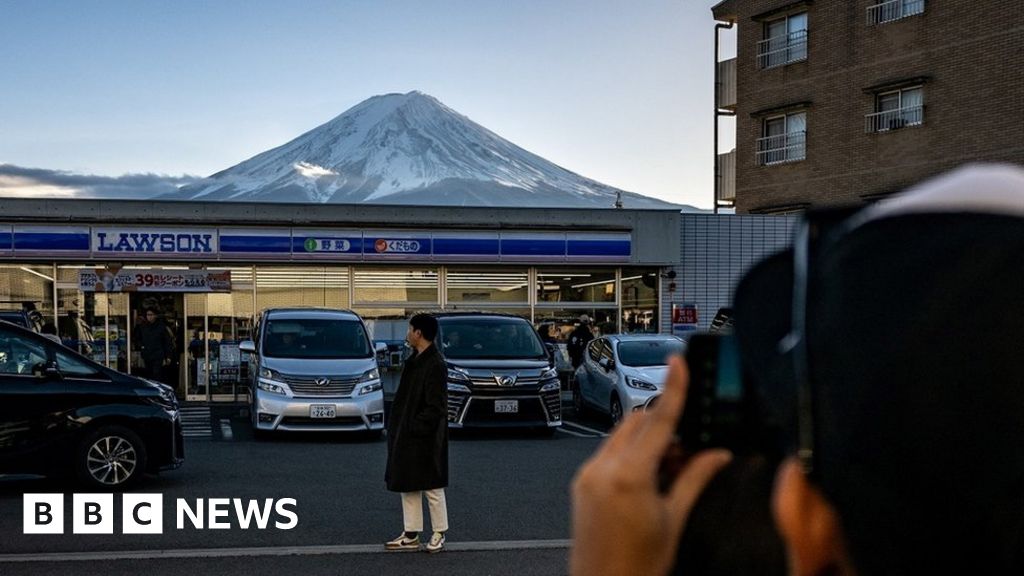 Fuji Dağı: Turistleri caydırmak amacıyla ikonik manzara gizlenecek