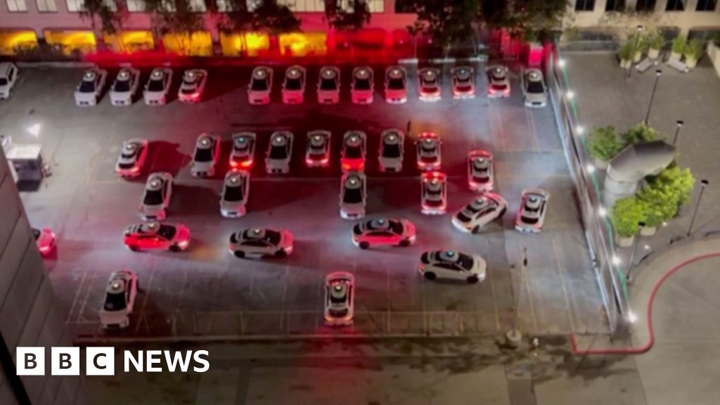 Waymo driverless automobiles wake citizens with middle of the night honking