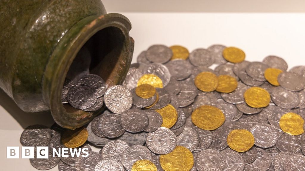 Arrests made after treasure hoard found in Herefordshire - BBC News