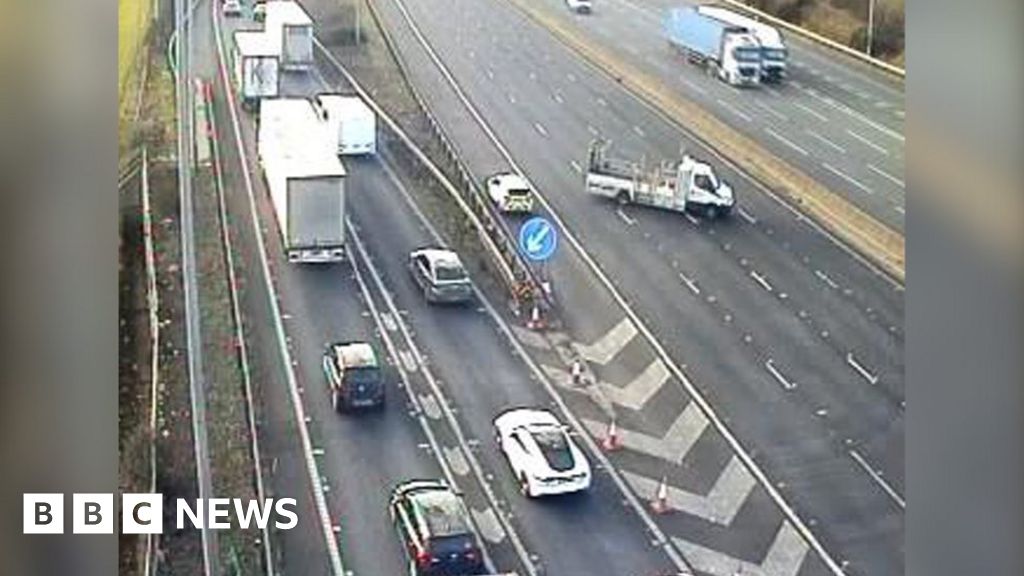 Two men die in Nottinghamshire M1 crash BBC News