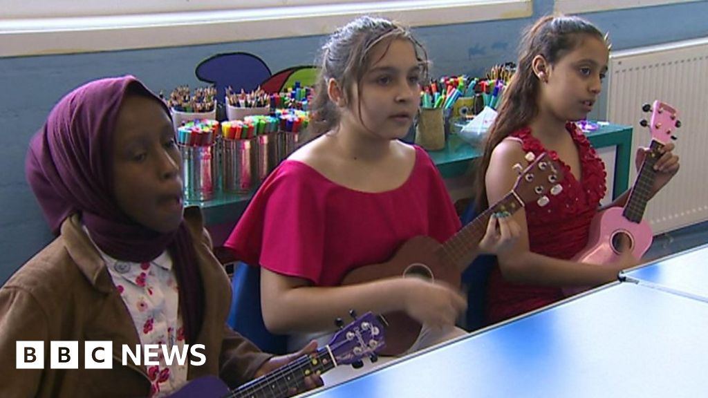 Grangetown Primary School pupils learning the ukulele BBC News
