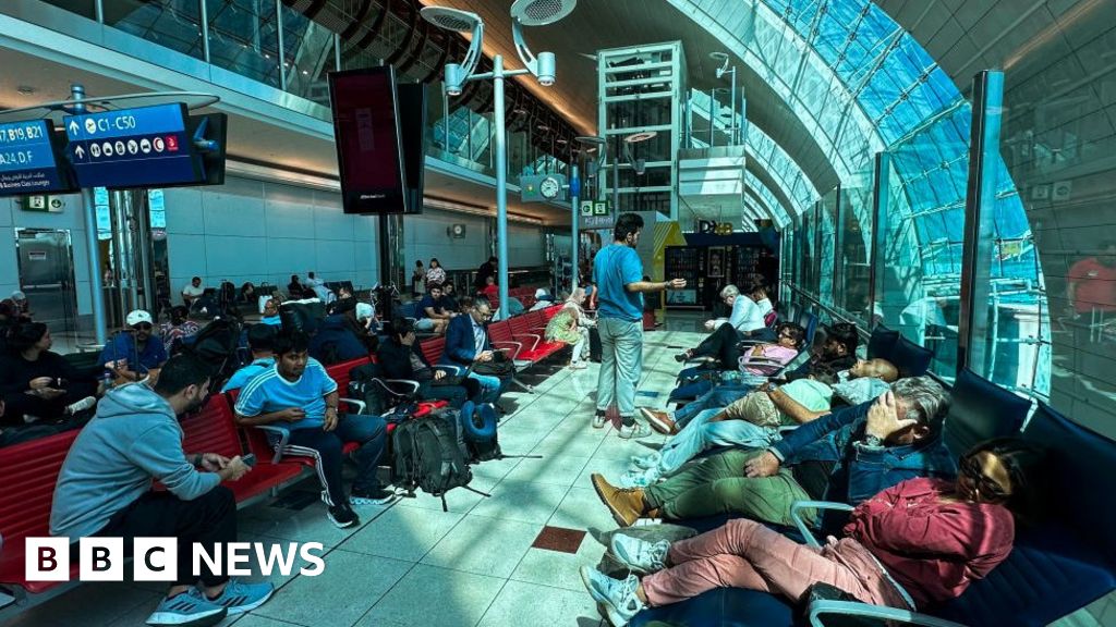 Операциите на летището в Дубай все още са сериозно затруднени
