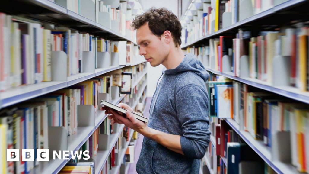 More young people using libraries, study finds - BBC News