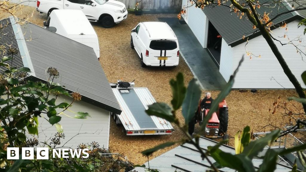 Isle of Wight classic car enthusiast loses bid to keep garages - BBC News