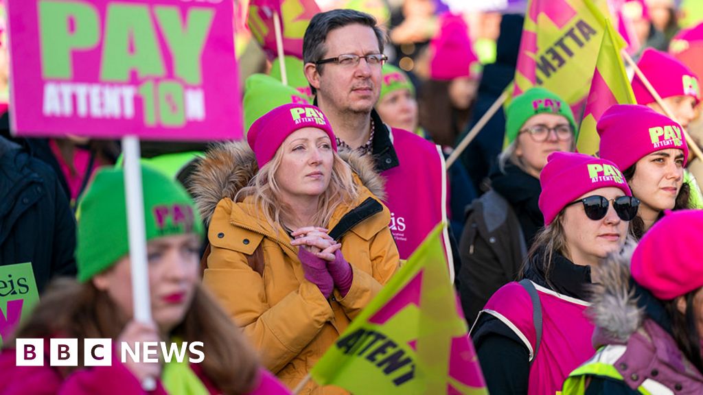 Scottish teachers call off strikes after pay offer