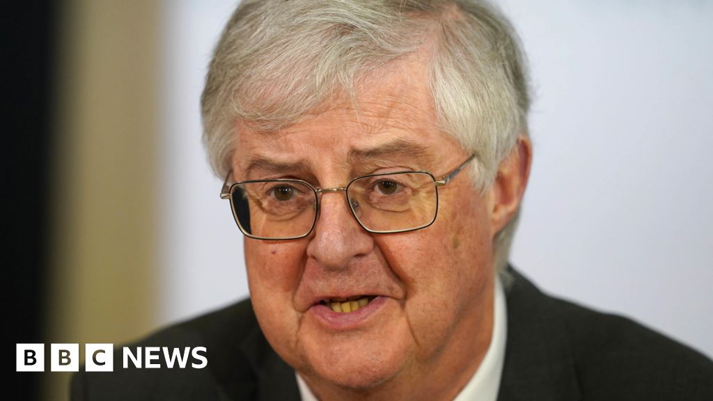 Wales memiliki terlalu banyak rumah sakit, kata Mark Drakeford